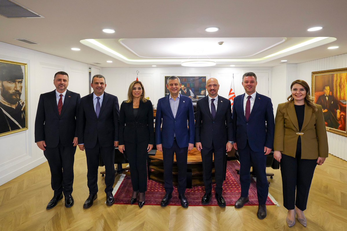 CandanYceer's tweet photo. Genel Başkanımız Sayın Özgür Özel’i, İl Başkanımız ve ilçe belediye başkanlarımızla birlikte Genel Merkezimizde ziyaret ettik.

Tekirdağımızı, kentimizin geleceğini ve önümüzdeki döneme ilişkin hedeflerimizi değerlendirdiğimiz verimli bir görüşme gerçekleştirdik.

Genel Başkanımızın öncülüğünde, birlik ve dayanışma içerisinde Tekirdağımız ve ülkemiz için kararlılıkla çalışmaya devam edeceğiz.

Yolumuz daima açık olsun. 
@eczozgurozel