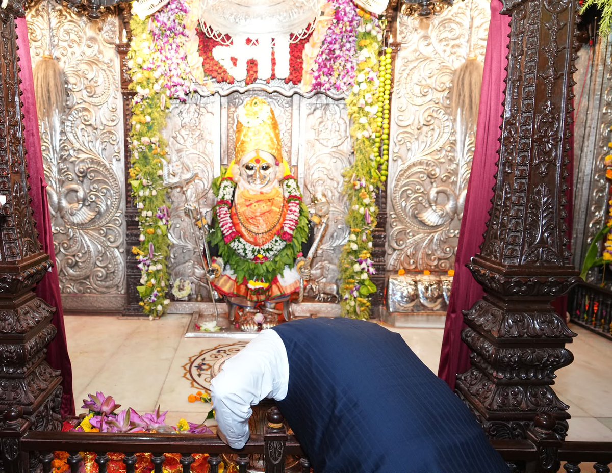 cbawankule's tweet photo. शारदीय नवरात्रोत्सवाच्या पावन पर्वानिमित्त मुख्यमंत्री मा. @Dev_Fadnavis जी यांनी कोराडी, नागपूर येथील श्री महालक्ष्मी जगदंबा माता मंदिरात आई जगदंबेचे मनोभावे दर्शन घेतले.

माझ्यासमवेत यावेळी गृहराज्य मंत्री डॉ. @DRPANKAJBHOYAR जी, आ. डॉ. @Parinayfuke जी, आ. डॉ. @rajeev_potdar जी आणि शीतलताई भोयर उपस्थित होते.

@Koraditemple @CMOMaharashtra @maharevenue @MahaDGIPR @ngpnmc @InfoNagpur 
#Maharashtra #KoradiTemple #AshwinNavratri #नवरात्रि #Navratri2026 #JaiMataDi