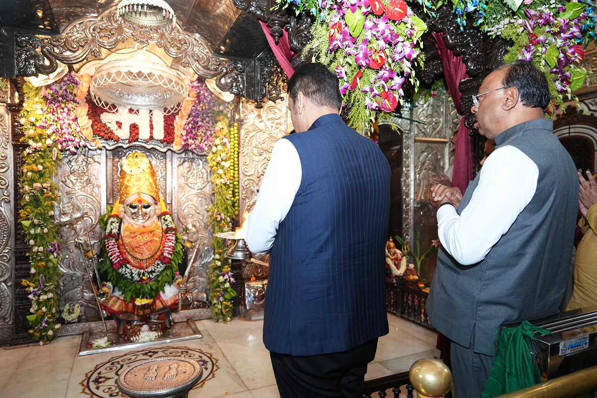 cbawankule's tweet photo. शारदीय नवरात्रोत्सवाच्या पावन पर्वानिमित्त मुख्यमंत्री मा. @Dev_Fadnavis जी यांनी कोराडी, नागपूर येथील श्री महालक्ष्मी जगदंबा माता मंदिरात आई जगदंबेचे मनोभावे दर्शन घेतले.

माझ्यासमवेत यावेळी गृहराज्य मंत्री डॉ. @DRPANKAJBHOYAR जी, आ. डॉ. @Parinayfuke जी, आ. डॉ. @rajeev_potdar जी आणि शीतलताई भोयर उपस्थित होते.

@Koraditemple @CMOMaharashtra @maharevenue @MahaDGIPR @ngpnmc @InfoNagpur 
#Maharashtra #KoradiTemple #AshwinNavratri #नवरात्रि #Navratri2026 #JaiMataDi