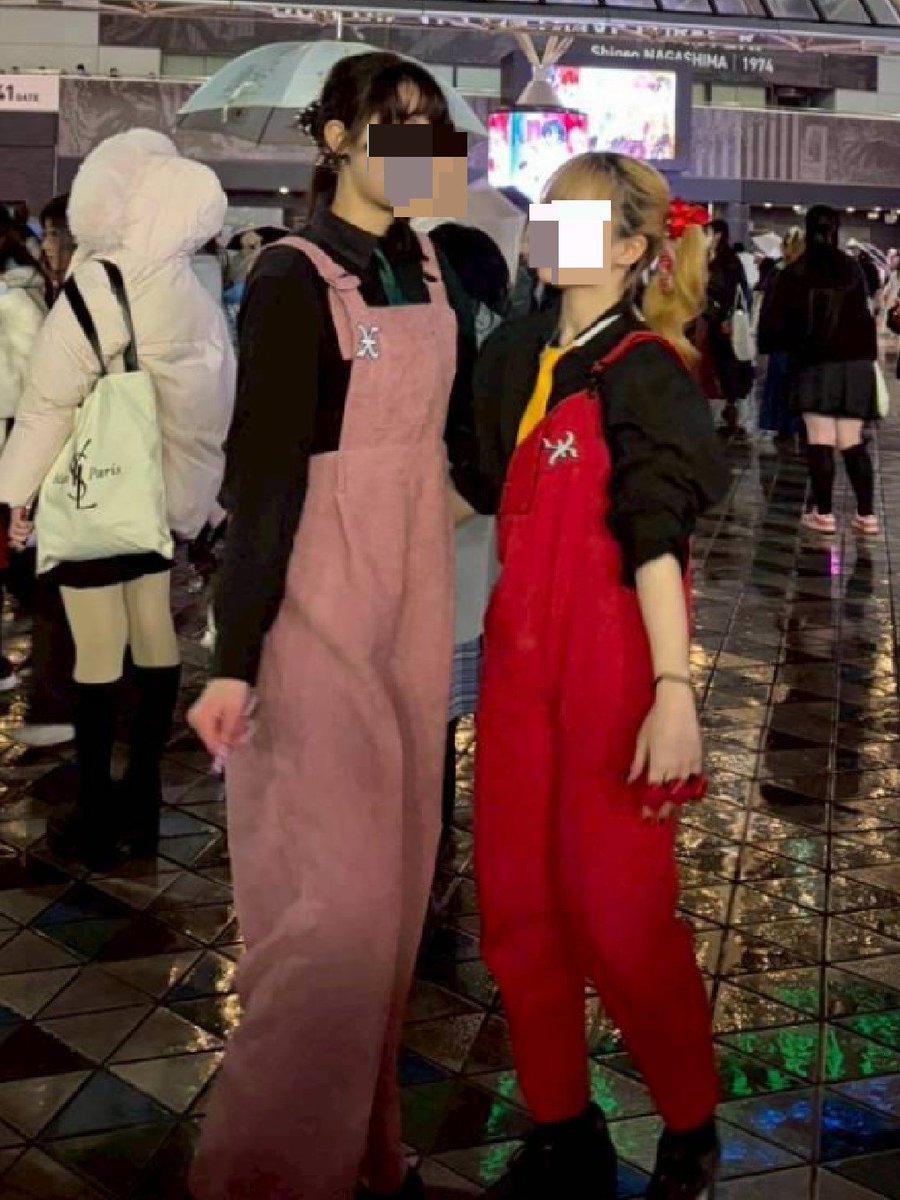 clari_teruto_'s tweet photo. ゆーて私ずっとLIVE禁止だったからそんな参戦履歴ないんですけどこんな感じでし🥲
めてとかあんぷの現場だとまた雰囲気違うんだけど！
ないとはぴんく✕黒、衣装再現、フルグラをドレス風に！
って感じですね🥲🥲ちなほぼSHEINかグレイル
金欠女ですわ https://t.co/AVrLRFdviJ