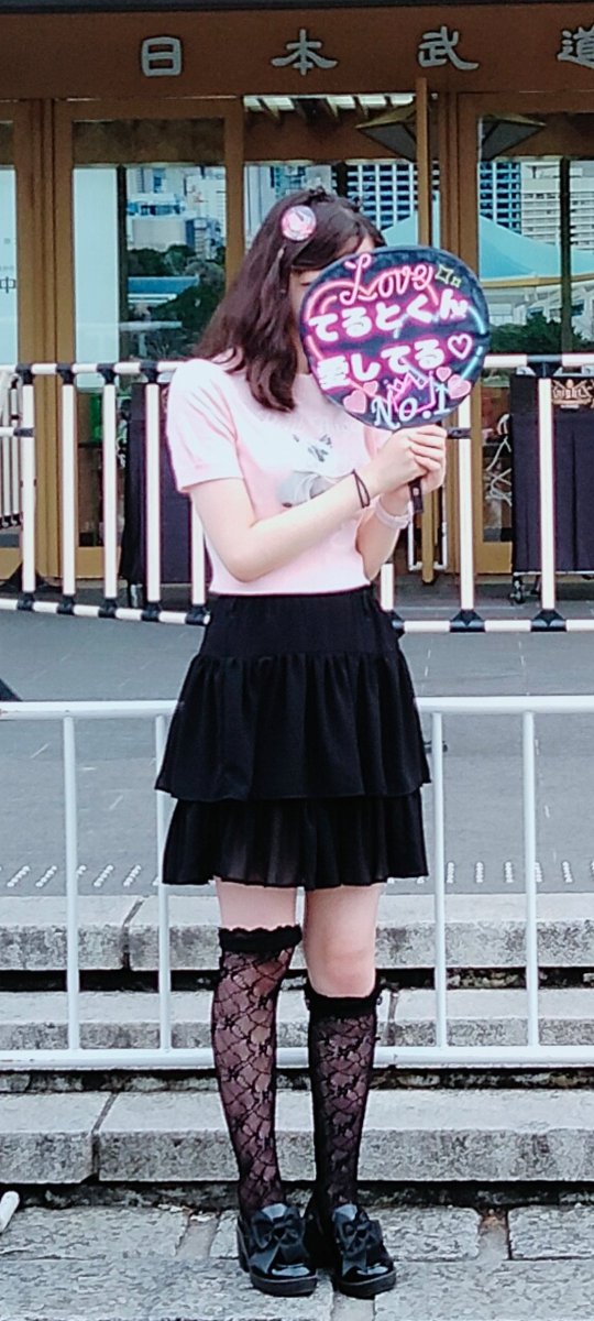 clari_teruto_'s tweet photo. ゆーて私ずっとLIVE禁止だったからそんな参戦履歴ないんですけどこんな感じでし🥲
めてとかあんぷの現場だとまた雰囲気違うんだけど！
ないとはぴんく✕黒、衣装再現、フルグラをドレス風に！
って感じですね🥲🥲ちなほぼSHEINかグレイル
金欠女ですわ https://t.co/AVrLRFdviJ