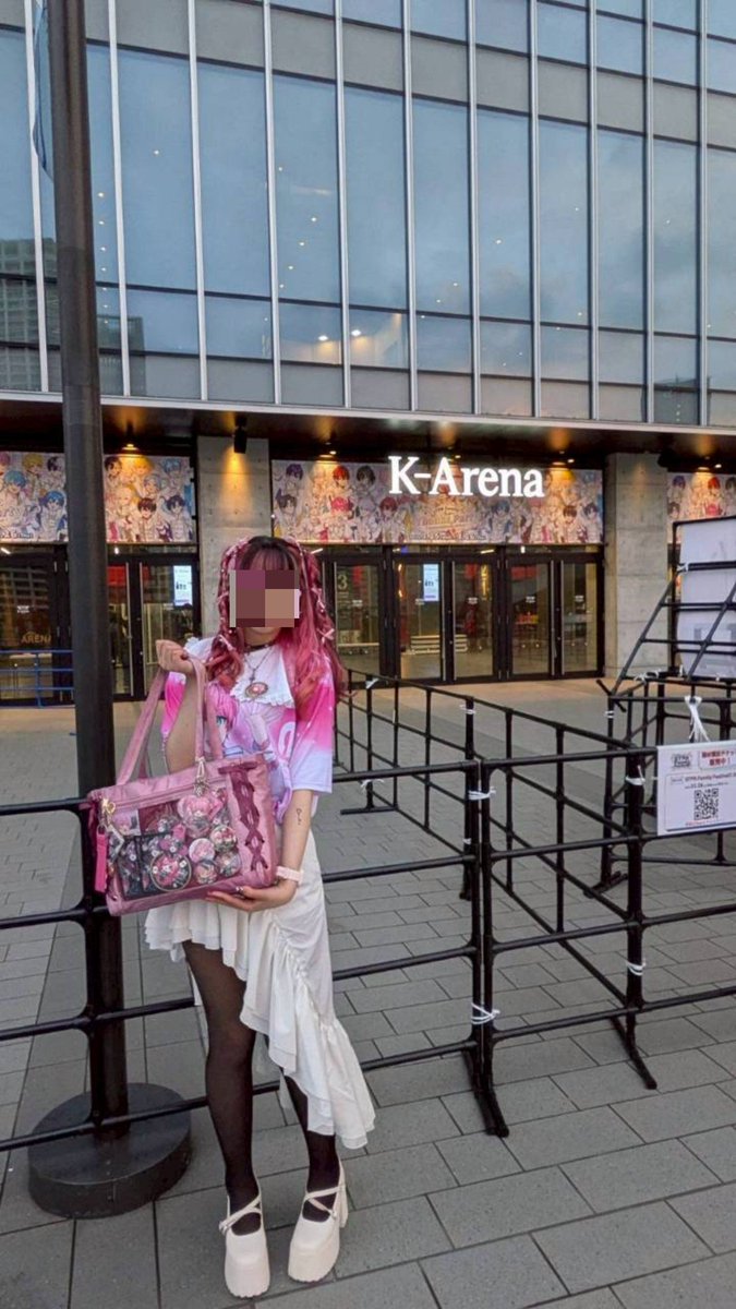 clari_teruto_'s tweet photo. ゆーて私ずっとLIVE禁止だったからそんな参戦履歴ないんですけどこんな感じでし🥲
めてとかあんぷの現場だとまた雰囲気違うんだけど！
ないとはぴんく✕黒、衣装再現、フルグラをドレス風に！
って感じですね🥲🥲ちなほぼSHEINかグレイル
金欠女ですわ https://t.co/AVrLRFdviJ