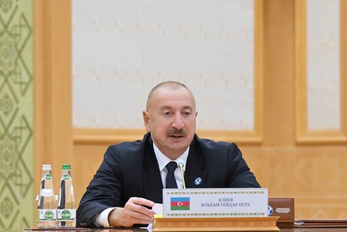 voiceofworldco's tweet photo. Azerbaycan Devlet Televizyonu, okullarda başörtüsü yasağını eleştirenlere seslendi: 

“Devlet, millî kimliğimize Arap-Fars değerleri katmaya yönelik her türlü girişimin önüne geçecektir.

Bizim kendi millî değerlerimiz var.” https://t.co/atbb48Wu09