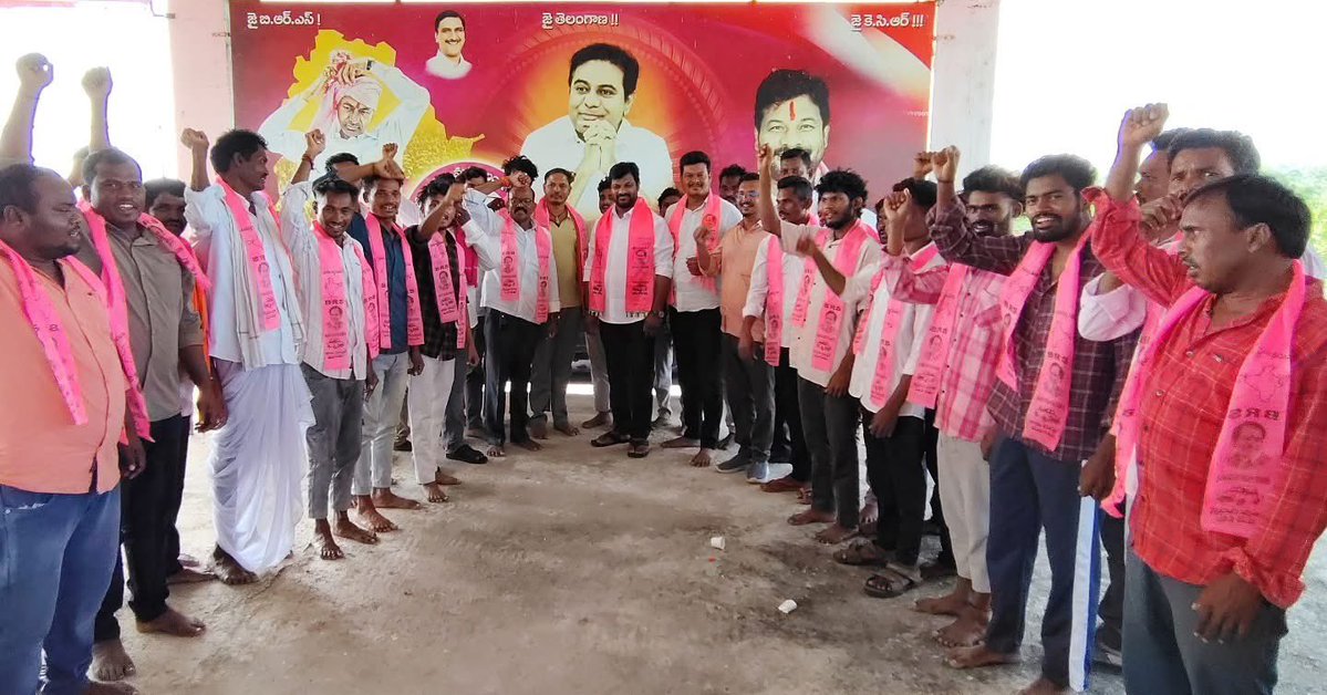 JohnsonKTRS's tweet photo. ఉట్నూర్ మండలంలోని కొత్తగూడ (జీ), నర్సాపూర్ (జే), అడగూడ గ్రామ పంచాయతీలకు చెందిన కాంగ్రెస్ పార్టీ నాయకులు, ఆదివాసీ నాయకులు, యువకులు బీఆర్ఎస్ పార్టీలో చేరారు. ఈ సందర్భంగా వారికి గులాబీ కండువాలు కప్పి పార్టీలోకి ఆహ్వానించడం జరిగింది. 

ఈ సందర్భంగా వారు కాంగ్రెస్ ప్రభుత్వం ఇచ్చిన హామీల అమలుపై అసంతృప్తి వ్యక్తం చేశారు. కేసీఆర్ గారి హయాంలో ఆదివాసీల సంక్షేమం, గ్రామీణ ప్రాంతాల అభివృద్ధికి ప్రాధాన్యత లభించిందని పేర్కొన్నారు.

ఆదివాసీల హక్కులు, ఆత్మగౌరవం, అభివృద్ధి కోసం బీఆర్ఎస్ పార్టీ ప్రజల పక్షాన నిరంతరం పోరాడుతుందని, ప్రజా సమస్యల పరిష్కారమే లక్ష్యంగా అందరూ కలిసికట్టుగా ముందుకు సాగుదామని రాబోయే రోజుల్లో కేసీఆర్ గారిని మళ్లీ ముఖ్యమంత్రిగా చూడాలన్నదే ప్రజల ఆకాంక్ష అని, ఆ ఆకాంక్షలకు అనుగుణంగా మనమందరం ఐక్యంగా ముందుకు సాగుదామని పిలుపునివ్వడం జరిగింది. 

@BRSparty @KCRBRSPresident @KTRBRS @BRSHarish