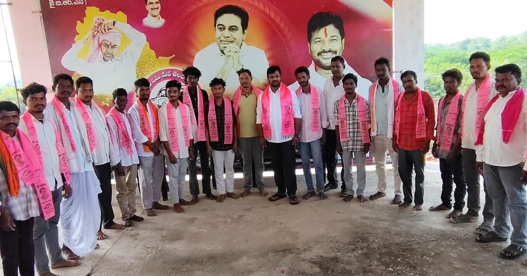 JohnsonKTRS's tweet photo. ఉట్నూర్ మండలంలోని కొత్తగూడ (జీ), నర్సాపూర్ (జే), అడగూడ గ్రామ పంచాయతీలకు చెందిన కాంగ్రెస్ పార్టీ నాయకులు, ఆదివాసీ నాయకులు, యువకులు బీఆర్ఎస్ పార్టీలో చేరారు. ఈ సందర్భంగా వారికి గులాబీ కండువాలు కప్పి పార్టీలోకి ఆహ్వానించడం జరిగింది. 

ఈ సందర్భంగా వారు కాంగ్రెస్ ప్రభుత్వం ఇచ్చిన హామీల అమలుపై అసంతృప్తి వ్యక్తం చేశారు. కేసీఆర్ గారి హయాంలో ఆదివాసీల సంక్షేమం, గ్రామీణ ప్రాంతాల అభివృద్ధికి ప్రాధాన్యత లభించిందని పేర్కొన్నారు.

ఆదివాసీల హక్కులు, ఆత్మగౌరవం, అభివృద్ధి కోసం బీఆర్ఎస్ పార్టీ ప్రజల పక్షాన నిరంతరం పోరాడుతుందని, ప్రజా సమస్యల పరిష్కారమే లక్ష్యంగా అందరూ కలిసికట్టుగా ముందుకు సాగుదామని రాబోయే రోజుల్లో కేసీఆర్ గారిని మళ్లీ ముఖ్యమంత్రిగా చూడాలన్నదే ప్రజల ఆకాంక్ష అని, ఆ ఆకాంక్షలకు అనుగుణంగా మనమందరం ఐక్యంగా ముందుకు సాగుదామని పిలుపునివ్వడం జరిగింది. 

@BRSparty @KCRBRSPresident @KTRBRS @BRSHarish