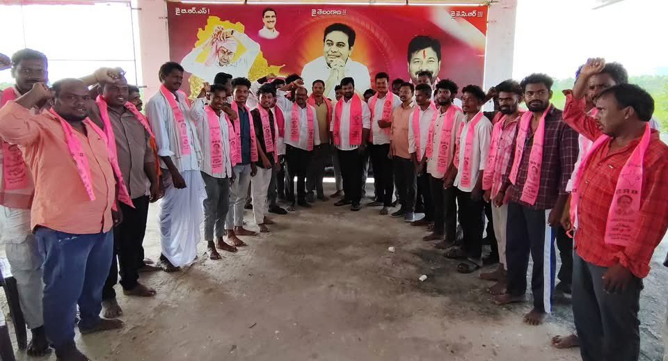 JohnsonKTRS's tweet photo. ఉట్నూర్ మండలంలోని కొత్తగూడ (జీ), నర్సాపూర్ (జే), అడగూడ గ్రామ పంచాయతీలకు చెందిన కాంగ్రెస్ పార్టీ నాయకులు, ఆదివాసీ నాయకులు, యువకులు బీఆర్ఎస్ పార్టీలో చేరారు. ఈ సందర్భంగా వారికి గులాబీ కండువాలు కప్పి పార్టీలోకి ఆహ్వానించడం జరిగింది. 

ఈ సందర్భంగా వారు కాంగ్రెస్ ప్రభుత్వం ఇచ్చిన హామీల అమలుపై అసంతృప్తి వ్యక్తం చేశారు. కేసీఆర్ గారి హయాంలో ఆదివాసీల సంక్షేమం, గ్రామీణ ప్రాంతాల అభివృద్ధికి ప్రాధాన్యత లభించిందని పేర్కొన్నారు.

ఆదివాసీల హక్కులు, ఆత్మగౌరవం, అభివృద్ధి కోసం బీఆర్ఎస్ పార్టీ ప్రజల పక్షాన నిరంతరం పోరాడుతుందని, ప్రజా సమస్యల పరిష్కారమే లక్ష్యంగా అందరూ కలిసికట్టుగా ముందుకు సాగుదామని రాబోయే రోజుల్లో కేసీఆర్ గారిని మళ్లీ ముఖ్యమంత్రిగా చూడాలన్నదే ప్రజల ఆకాంక్ష అని, ఆ ఆకాంక్షలకు అనుగుణంగా మనమందరం ఐక్యంగా ముందుకు సాగుదామని పిలుపునివ్వడం జరిగింది. 

@BRSparty @KCRBRSPresident @KTRBRS @BRSHarish