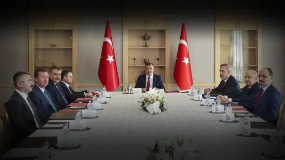 DARKAPI's tweet photo. Öcalan'a “koordinatör üye” formülü

Fon krizi tartışmalarının gölgesinde kalan "çözüm süreci"nde bu hafta yeniden hareketlilik bekleniyor. Gündem İmralı’nın statüsü. “Silahsızlanma ve Stratejik Koordinasyon Alt Komisyonu” kuruldu, görev ve yetki alanları belirlendi. Abdullah Öcalan’ın da bu komisyonda yer alması bekleniyor. 

Kandil ve DEM’in beklentisi Öcalan’ın bu komisyonun başına geçmesi, yani “koordinatör” olması. Bu görevi Öcalan’ın “statüsü” açısından önemli görüyorlar. Devlet Bahçeli “…barış sürecinde siyasallaşma koordinatörlüğü İmralı'da bulunan kişinin de hakkıdır”
diyerek destek veriyor. 

İktidar kanadında bir çekince var; Öcalan’ın bu komisyonda yer almasına onay veriliyor fakat bu sıfat üzerinden kamuoyunda tartışma yaşanması da istenmiyor. Biraz da bu sebeple, yumuşatılmış haliyle “Koordinatör üye” formülü üzerinde duruluyor. 
👇

https://t.co/IvVtWAcl7E