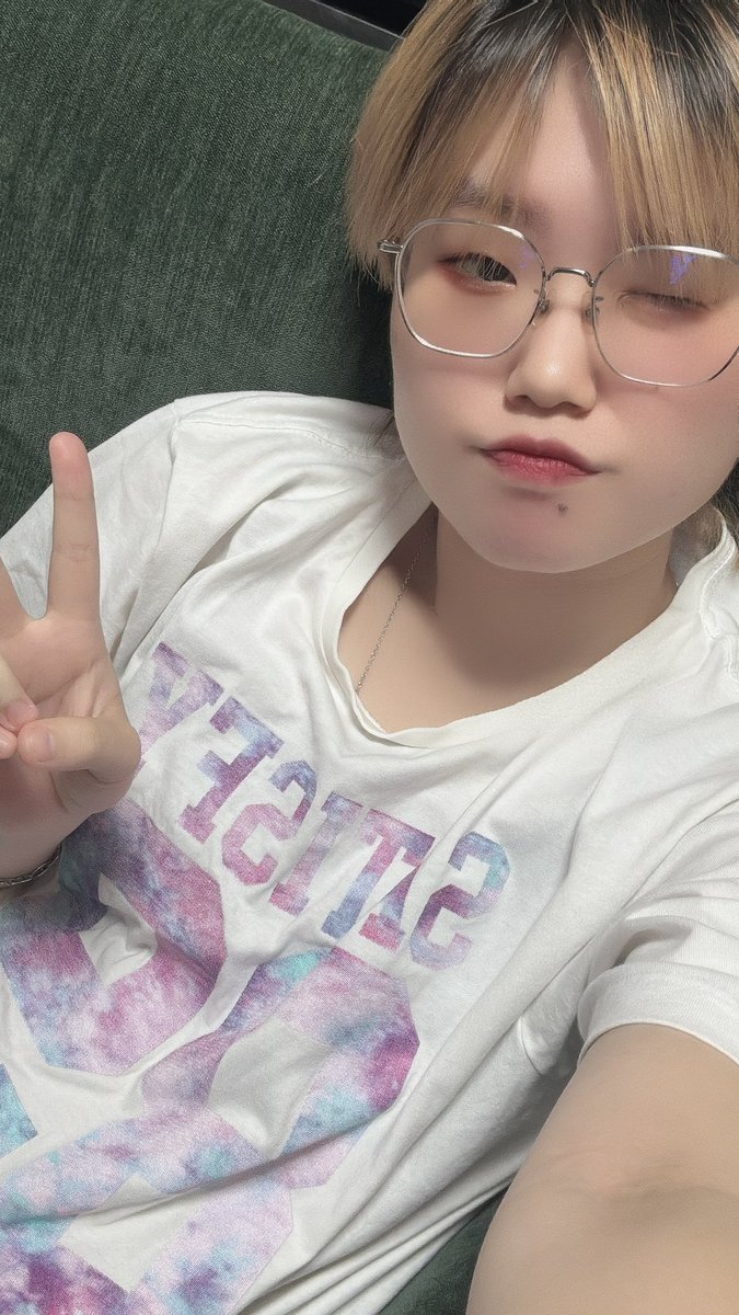 RIHO_625's tweet photo. 高校1年生の時に友達と色違いオソロで買った服
いっぱい着てるけどこの服だけは捨てたくないなぁ...🥹
大事に取ってあって、思い出なの https://t.co/K8cCcotkBL