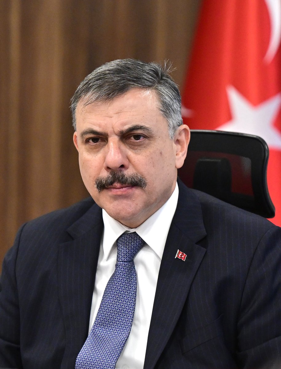 mustafaciftcitr's tweet photo. GÜVENLİ OKULLAR, HUZURLU YARINLAR 🇹🇷

Bugün gerçekleştirdiğimiz Asayiş Toplantımızda, okul güvenliğine yönelik mevcut tedbirleri ve önümüzdeki dönemde hayata geçireceğimiz çalışmaları kapsamlı şekilde değerlendirdik.

Çocuklarımızın huzur ve güven içinde eğitim görmesi en temel önceliklerimizden biridir. Bu doğrultuda Emniyet ve Jandarma birimlerimize okul güvenliğinin güçlendirilmesi ve denetimlerin artırılması yönünde yeni talimatlar verdik.

Güvenlik tedbirlerimiz, çocuklarımız okula gelmeden önce alınmış olmalıdır. İhtiyaç duyulan okullarda kolluk birimlerimiz, öğrencilerimizden en az yarım saat önce görev yerlerinde hazır bulunacak.

Okul giriş-çıkış saatlerinde ve öğle vakitlerinde denetimlerimizi artıracak; okul çevrelerinden ulaşım güzergâhlarına, servislerden metruk yapılara, park ve sosyal alanlara kadar her noktada güvenliği bütüncül bir anlayışla sağlayacağız.

Akran zorbalığı, şiddet olayları ve uyuşturucu tehdidi başta olmak üzere çocuklarımızı tehlikeye atabilecek tüm risklere karşı Emniyetimizin ve Jandarmamızın ilgili birimleriyle koordinasyon içerisinde hareket edeceğiz.

Çünkü tek bir evladımızın dahi güvenliği ihmale gelmez.

Muhterem Cumhurbaşkanımız @RTErdogan’ın liderliğinde, Türkiye’nin Huzuru ve çocuklarımızın güvenliği için önleyici tedbirlerimizi güçlendirerek kararlılıkla çalışmaya devam edeceğiz. 🇹🇷

@TC_icisleri
@EmniyetGM
@jandarma
