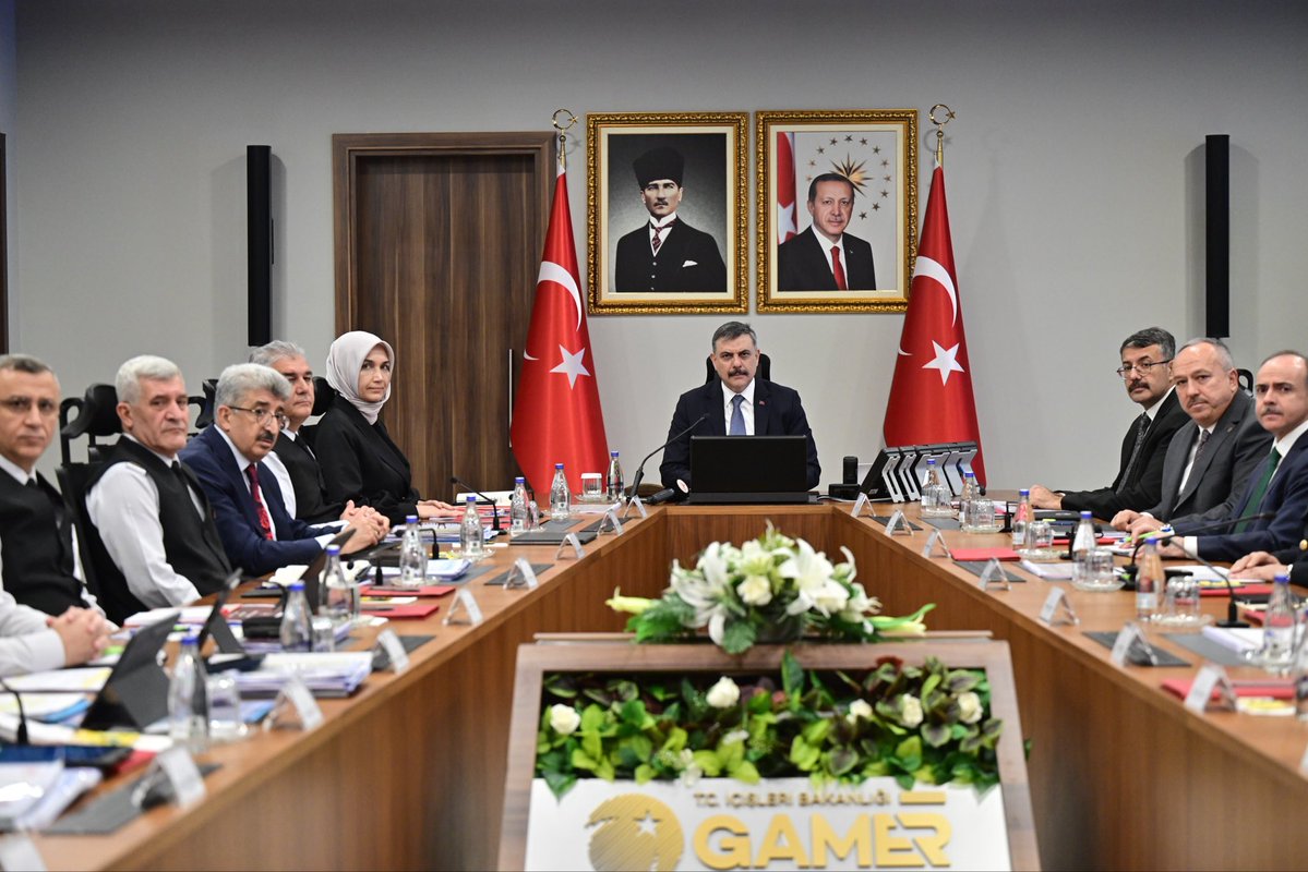 mustafaciftcitr's tweet photo. GÜVENLİ OKULLAR, HUZURLU YARINLAR 🇹🇷

Bugün gerçekleştirdiğimiz Asayiş Toplantımızda, okul güvenliğine yönelik mevcut tedbirleri ve önümüzdeki dönemde hayata geçireceğimiz çalışmaları kapsamlı şekilde değerlendirdik.

Çocuklarımızın huzur ve güven içinde eğitim görmesi en temel önceliklerimizden biridir. Bu doğrultuda Emniyet ve Jandarma birimlerimize okul güvenliğinin güçlendirilmesi ve denetimlerin artırılması yönünde yeni talimatlar verdik.

Güvenlik tedbirlerimiz, çocuklarımız okula gelmeden önce alınmış olmalıdır. İhtiyaç duyulan okullarda kolluk birimlerimiz, öğrencilerimizden en az yarım saat önce görev yerlerinde hazır bulunacak.

Okul giriş-çıkış saatlerinde ve öğle vakitlerinde denetimlerimizi artıracak; okul çevrelerinden ulaşım güzergâhlarına, servislerden metruk yapılara, park ve sosyal alanlara kadar her noktada güvenliği bütüncül bir anlayışla sağlayacağız.

Akran zorbalığı, şiddet olayları ve uyuşturucu tehdidi başta olmak üzere çocuklarımızı tehlikeye atabilecek tüm risklere karşı Emniyetimizin ve Jandarmamızın ilgili birimleriyle koordinasyon içerisinde hareket edeceğiz.

Çünkü tek bir evladımızın dahi güvenliği ihmale gelmez.

Muhterem Cumhurbaşkanımız @RTErdogan’ın liderliğinde, Türkiye’nin Huzuru ve çocuklarımızın güvenliği için önleyici tedbirlerimizi güçlendirerek kararlılıkla çalışmaya devam edeceğiz. 🇹🇷

@TC_icisleri
@EmniyetGM
@jandarma