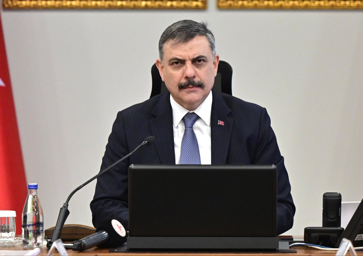 mustafaciftcitr's tweet photo. GÜVENLİ OKULLAR, HUZURLU YARINLAR 🇹🇷

Bugün gerçekleştirdiğimiz Asayiş Toplantımızda, okul güvenliğine yönelik mevcut tedbirleri ve önümüzdeki dönemde hayata geçireceğimiz çalışmaları kapsamlı şekilde değerlendirdik.

Çocuklarımızın huzur ve güven içinde eğitim görmesi en temel önceliklerimizden biridir. Bu doğrultuda Emniyet ve Jandarma birimlerimize okul güvenliğinin güçlendirilmesi ve denetimlerin artırılması yönünde yeni talimatlar verdik.

Güvenlik tedbirlerimiz, çocuklarımız okula gelmeden önce alınmış olmalıdır. İhtiyaç duyulan okullarda kolluk birimlerimiz, öğrencilerimizden en az yarım saat önce görev yerlerinde hazır bulunacak.

Okul giriş-çıkış saatlerinde ve öğle vakitlerinde denetimlerimizi artıracak; okul çevrelerinden ulaşım güzergâhlarına, servislerden metruk yapılara, park ve sosyal alanlara kadar her noktada güvenliği bütüncül bir anlayışla sağlayacağız.

Akran zorbalığı, şiddet olayları ve uyuşturucu tehdidi başta olmak üzere çocuklarımızı tehlikeye atabilecek tüm risklere karşı Emniyetimizin ve Jandarmamızın ilgili birimleriyle koordinasyon içerisinde hareket edeceğiz.

Çünkü tek bir evladımızın dahi güvenliği ihmale gelmez.

Muhterem Cumhurbaşkanımız @RTErdogan’ın liderliğinde, Türkiye’nin Huzuru ve çocuklarımızın güvenliği için önleyici tedbirlerimizi güçlendirerek kararlılıkla çalışmaya devam edeceğiz. 🇹🇷

@TC_icisleri
@EmniyetGM
@jandarma