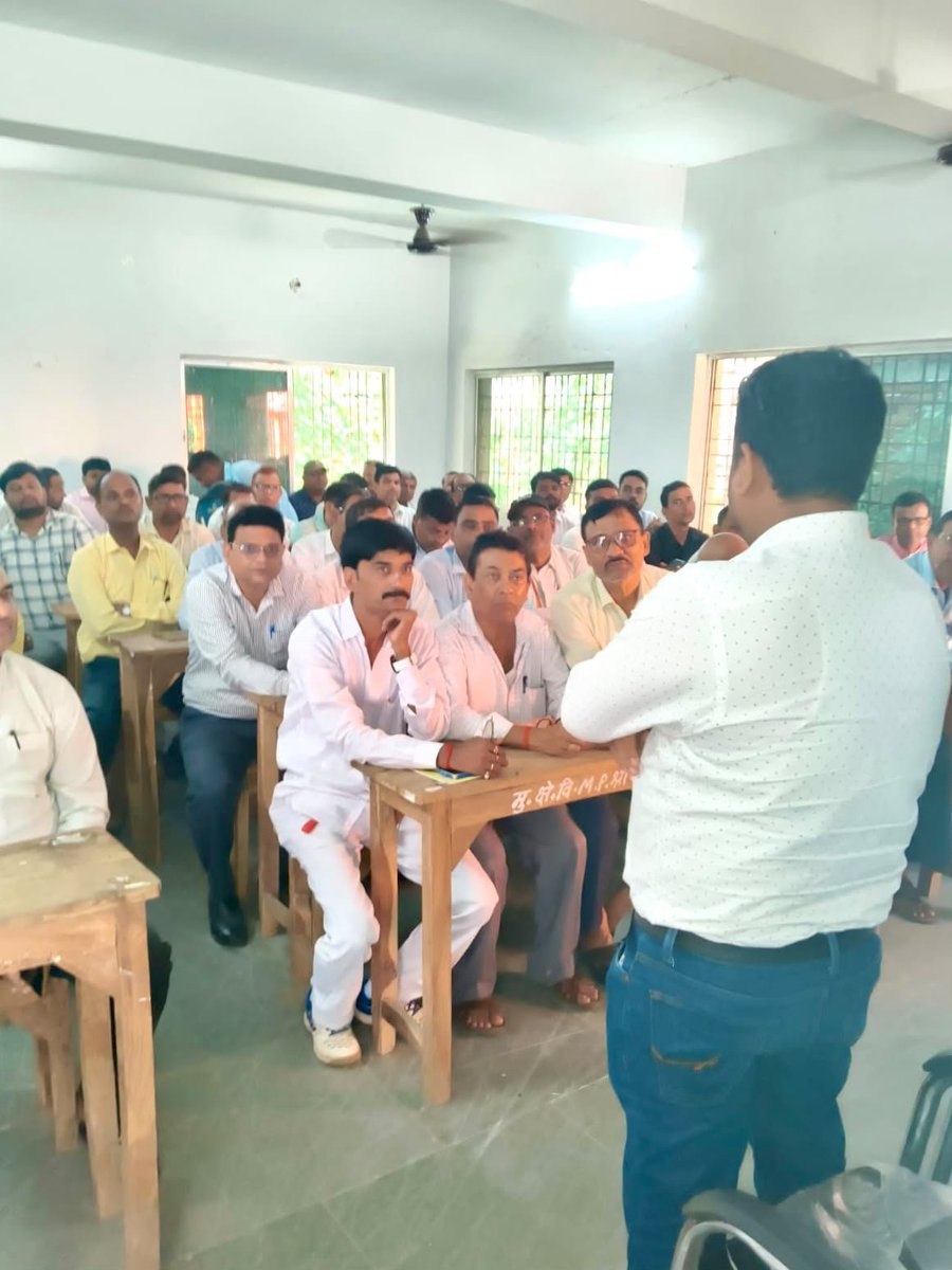 SEVA_SBPDCL's tweet photo. रोहतास जिले के डेहरी ऑन सोन प्रमंडल के अकोढ़ीगोला स्थित बीआरसी में विद्युत अभियंताओं ने PM Suryaghar: Muft Bijli Yojna के प्रचार प्रसार को बढ़ावा देने के उद्देश्य से school Principals के साथ Meeting आयोजित की गई। (1/2) https://t.co/SoNw6GU9ZP
