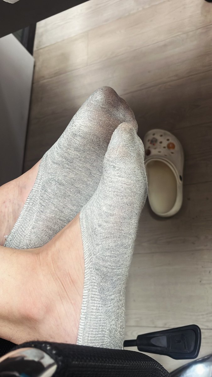 Khawhomx22's tweet photo. โปรดมานั่งรอใต้โต๊ะทำงานฉัน👣🦶 https://t.co/vSzgU4JOE0
