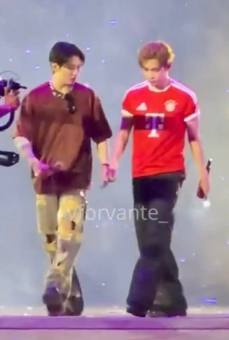 encharmiby's tweet photo. @vanekook05 @EsLaMadreRusia Eres idiota o solo eres shipper Tae topera? O las dos de paso? JAJSJAJAJA d donde ves a Taehyung más grande? Están del mismo tamaño y Jungkook incluso es más ancho ☠️ https://t.co/H8gXJsLeXj