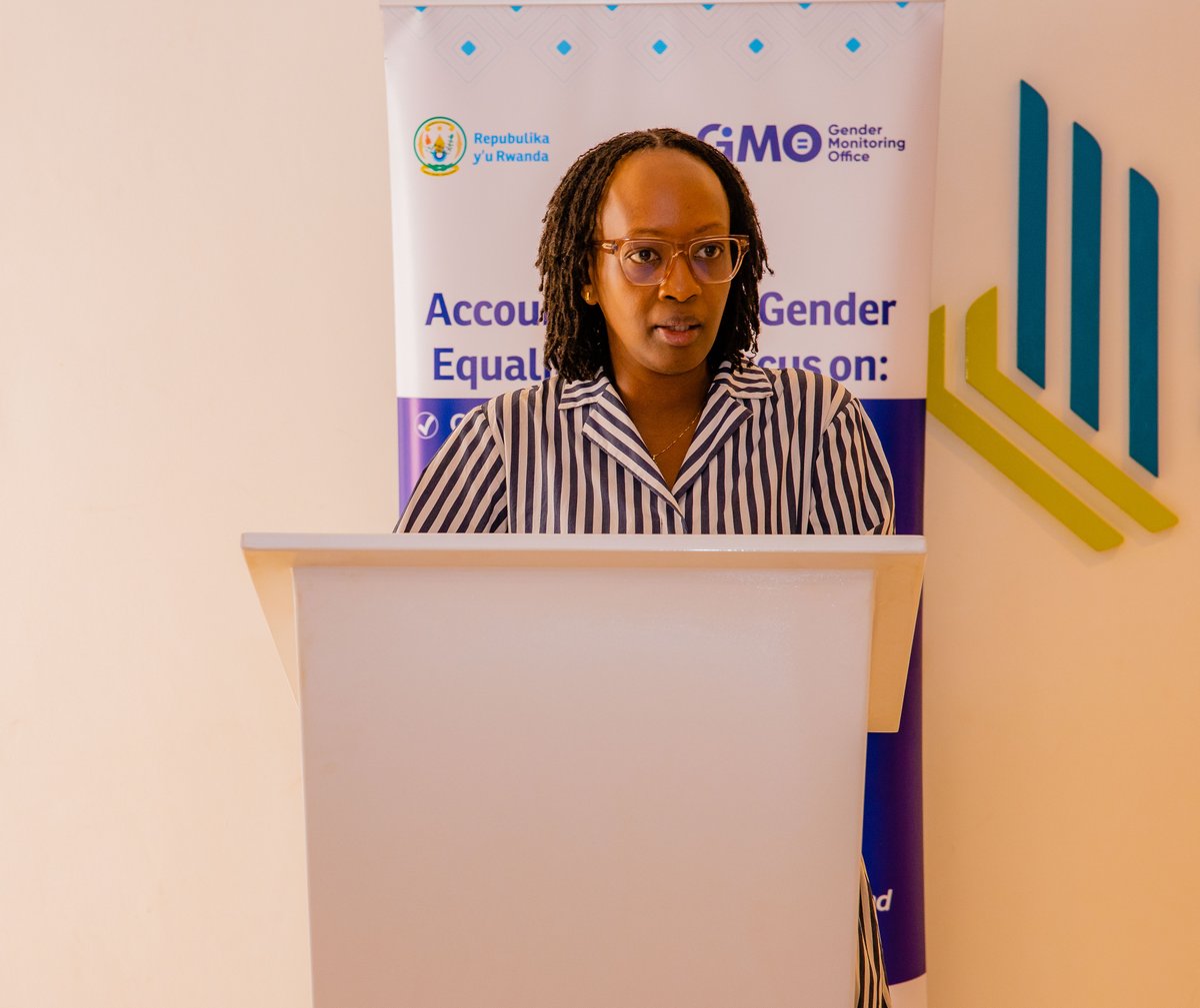 GenderMonitorRw's tweet photo. Atangiza aya mahugurwa, Umugenzuzi Mukuru w’Uburinganire,@UmutoniNadine, yashimangiye akamaro ko kwimakaza ihame ry’uburinganire mu matora no gukurikirana ko abagore n’abagabo bagira uruhare n'amahirwe angana yo kugira uruhare mu nzego zifata ibyemezo .
#Amatora2026 https://t.co/nweKTq6uXP