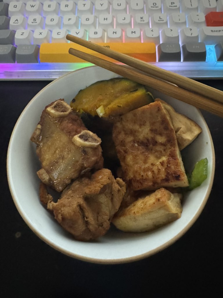 zhangjun027's tweet photo. 有兄弟问我，你改美食博主路线了？

完全不是，我晒的大多都是自己家里的饭菜，就是记录生活嘛。

我的晚餐就是一碗菜，红烧排骨、贝贝南瓜、煎豆腐，不出意外的话，我明天的午餐是这三样剩菜。 https://t.co/rjPOrsc6Jb