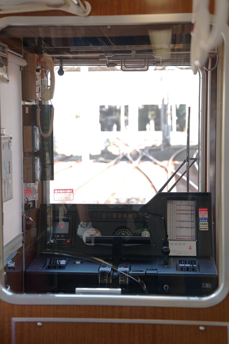 hankyu5806's tweet photo. 6300系電車特別運行イベント 　阪急京都線現役社員発案！　「名車6300系本線復活!!　∼懐かしの特急　往年の路を行く∼」

公衆電話の再現は思わず懐かしく感じましたね。
梅田⇔河原町を駆け抜け、本線走行を思い出させる内容で最後は後継車の9300系と撮影📷
夢のような時間でとても楽しかったです！ https://t.co/1G4l3cFesP