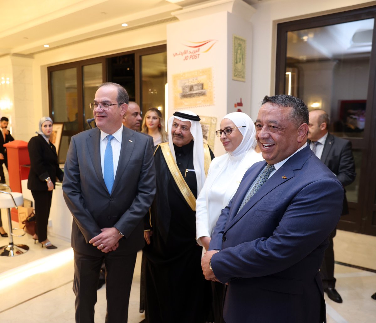 JordanPostCo's tweet photo. جانب من زيارة معالي وزير الاقتصاد الرقمي والريادة، المهندس سامي سميرات، إلى أجنحة البريد الأردني خلال الاحتفالية الوطنية بمناسبة مرور مئة عام على إصدار أول طابع بريدي أردني، حيث اطّلع على أبرز الخدمات المالية والإلكترونية والبريدية واللوجستية وحلول النقل والشحن، https://t.co/A2IPFrFCTz