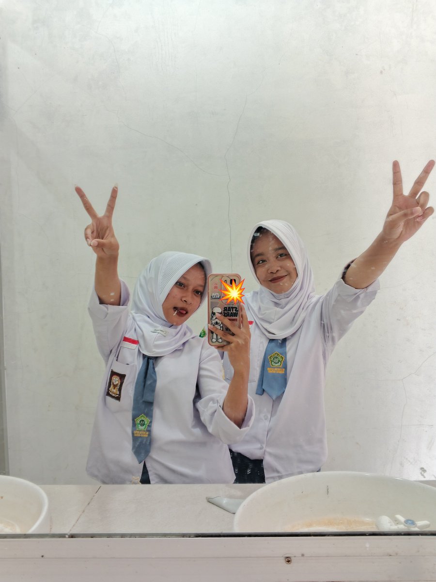 Aenyww's tweet photo. mirror with bestiee🌸✨ https://t.co/9jcG3Et5qg