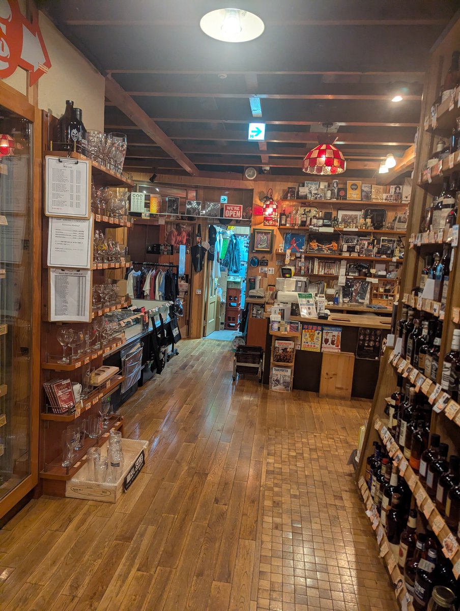 warioheadbat's tweet photo. こちらは目白の田中屋さん、ワイン、ウィスキー、リキュール、クラフトビールなんでもござれ！まさに酒の図書館といった感じ🍺 https://t.co/b3oKZv2yTE