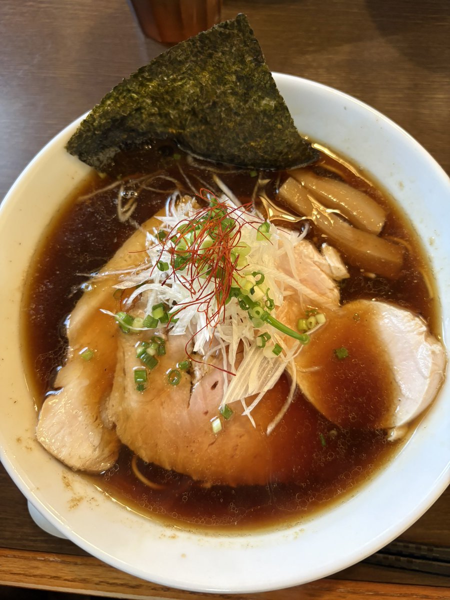 naga_CHR's tweet photo. つけ麺 弥七@館林
秋刀魚節ラーメンを食らう！
秋刀魚の香ばしい旨味が爆発した深みのある醤油スープ！ツルシコな細麺とのマリアージュが素晴らしい！
3種のチャーシュやメンマ、ネギの美しさといい味もビジュアルも素晴らしい
秋を感じさせる神パウチな一杯であった！ https://t.co/KwZrT53YaC
