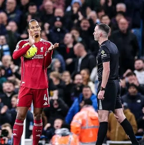 indykaila's tweet photo. Chris Kavanagh, who refereed the #LFC v #MCFC game, was born in the Greater Manchester area. His brother reportedly holds a season ticket for Manchester City. We hope this isn’t true… https://t.co/bTgJIZLi4G