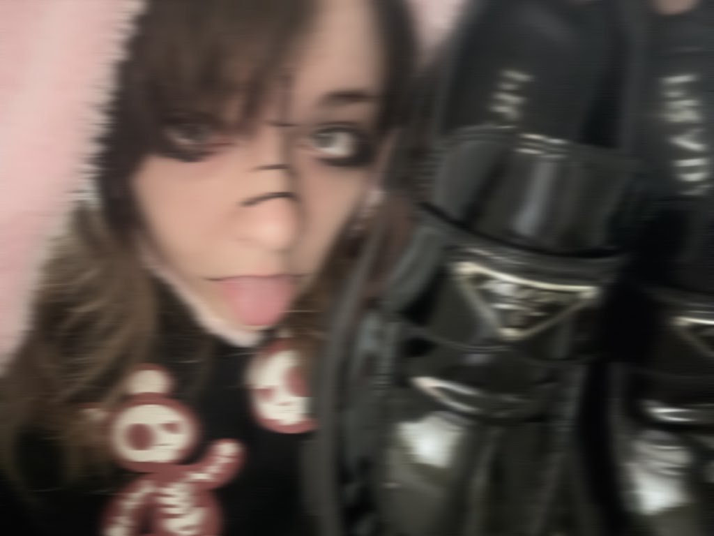 oliverrrz669's tweet photo. ima bash ur head with my pradas😂😂😂 https://t.co/usj3WPOpIA