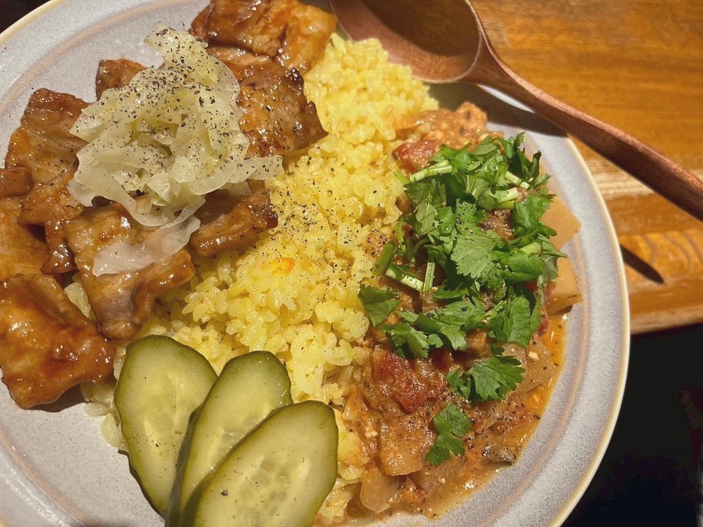 amuless's tweet photo. 祝日マンデーナイトAjitoやとります(^-^)/🍺
今のカレー☆鯖レンコ���のタイカレー/帯広風豚丼とのハーフ＆ハーフもおすすめです＼(^-^)／
本日の選べる肴は石垣島ドラゴンペッパーがクセになる！スパイシーコーンマヨのおつまみピッツァほか♪
#中野坂上
#カレー
#新中野
#BAR
#ディナー https://t.co/iG9BvEjD5O