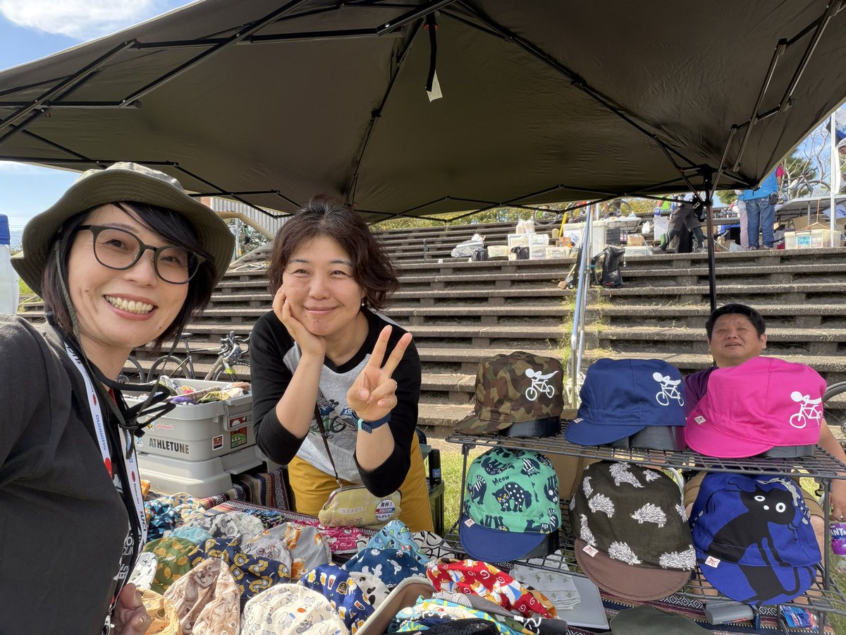 hanadakyoko49B's tweet photo. かわゆいちーちゃん、箱ヒルぶり〜。
（スキマからカズタカ）
眼福のイケメン達╰(*´︶`*)╯♡
ことさんとお揃いドリンク(๑˃̵ᴗ˂̵)
で、午後も頑張れた湘南ＣＸ https://t.co/S74gPmXCix