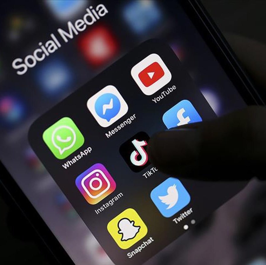 SOLGhaber's tweet photo. Azerbaycan'da, okullardaki başörtüsü yasağına ilişkin tartışmalar sürerken TikTok, Instagram ve X'e erişim kısıtlamaları getirildi. https://t.co/0hwKTEI0c7