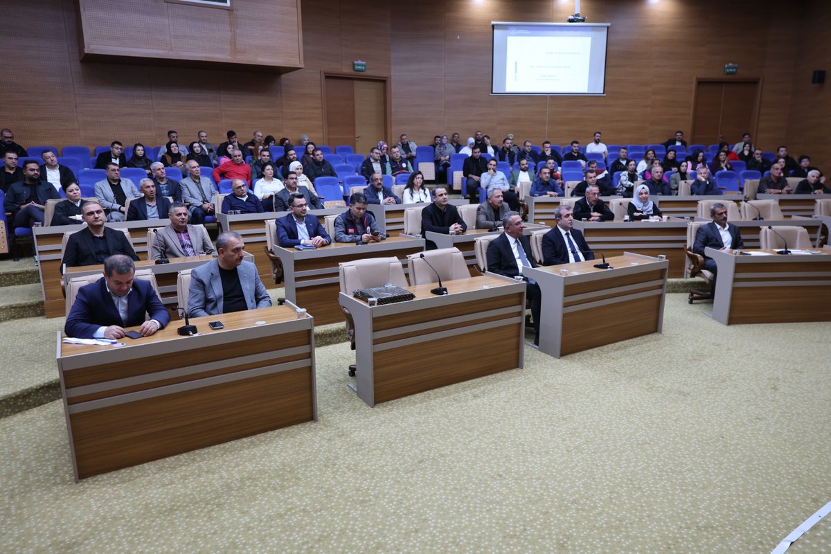 elazigozelidare's tweet photo. Elazığ İl Özel idaresi tarafından kamu kurumlarına yönelik mali mevzuat eğitimi başladı.

Hazine ve Maliye Bakanlığı Muhasebat Genel Müdürlüğü tarafından, Elazığ genelinde faaliyet gösteren kamu kurum ve kuruluşlarına yönelik düzenlenen mali mevzuat eğitim programı bugün başladı. Program, Elazığ İl Özel İdaresi ev sahipliğinde gerçekleştiriliyor.

Hazine ve Maliye Bakanlığı uzmanları tarafından verilen eğitimlerde, kamu kurumlarının mali iş ve işlemlerinde görev alan personele yönelik kapsamlı bilgilendirmeler yapılıyor.

Eğitim programı kapsamında; Mahalli İdareler Bütçe ve Muhasebe Yönetmeliği, 5018 Sayılı Kamu Mali Yönetimi ve Kontrol Kanunu, Kamu Zararı, Ön Mali Kontrol ve Harcama Belgeleri Yönetmeliği konuları ele alınıyor.

Programla, kamu personelinin mali mevzuat konusundaki bilgi ve yetkinliğinin artırılması, kamu kaynaklarının etkin ve verimli kullanılması ve kurumlar arasında uygulama birliğinin güçlendirilmesi hedefleniyor.

@numanhatipoglu @cemilyatkin 

#elazığ