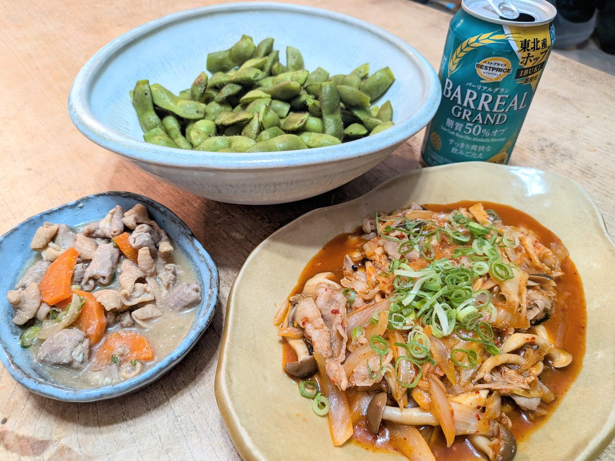 cookingcho's tweet photo. 月曜日お疲れ様です！
今日もぼちぼち働きました😄
今夜は丹波黒枝豆に豚キムチ、
昨日の残りのもつ煮込みで始めます🍻 https://t.co/cqXSPJhKUH