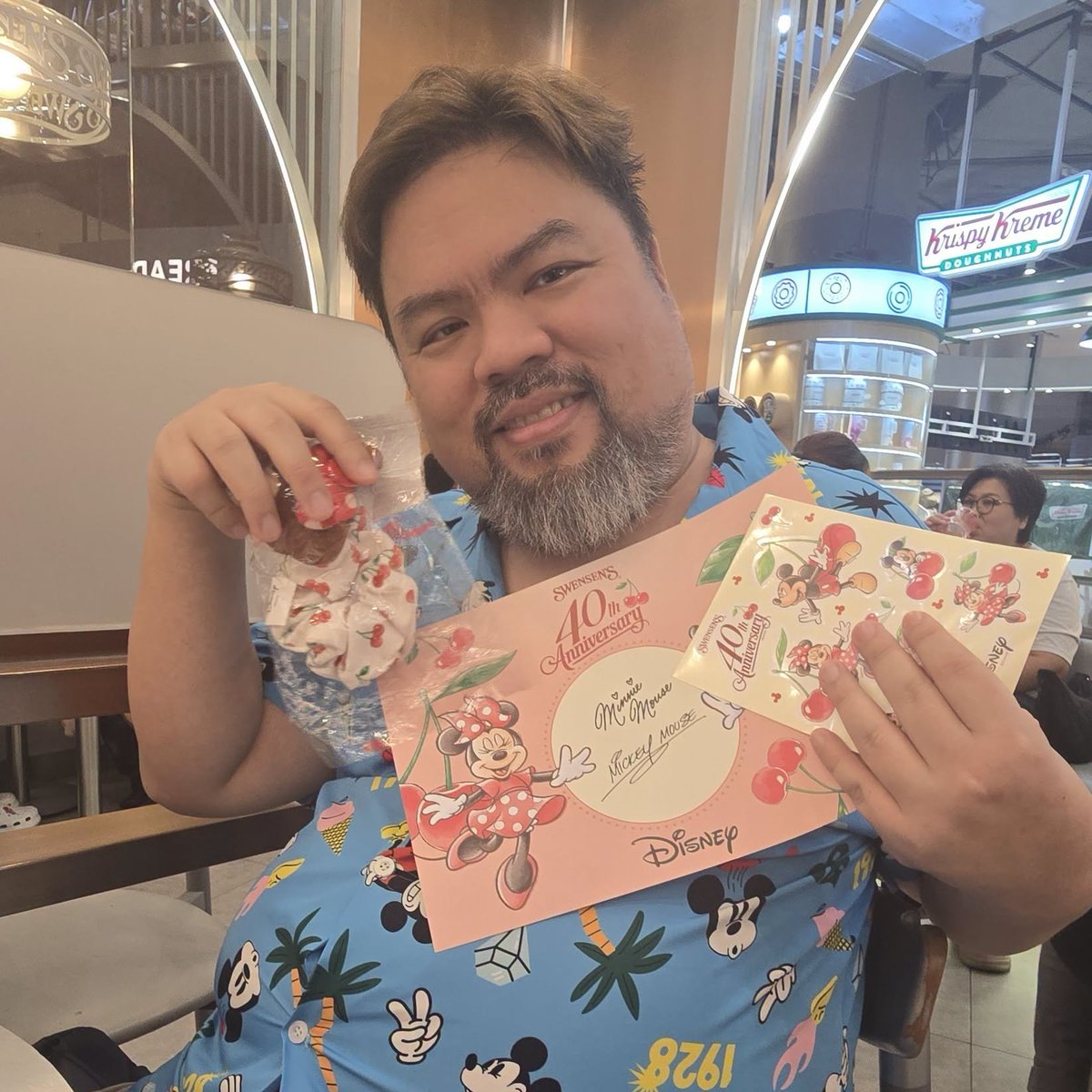 MarvelThaiFan's tweet photo. บ้าใครเป็นทาสการตลาด
น่ารักมากกกก Swensen ฉลอง 40ปีกับ Mickey Mouse Sundae และ ของแลกซื้อน่ารักๆ
#WeLoveSwensens #Swensens #Swensens40th #MickeyMouseAndMinnieMouse #MickeyMouse #MinnieMouse https://t.co/7G5mJYkKjg