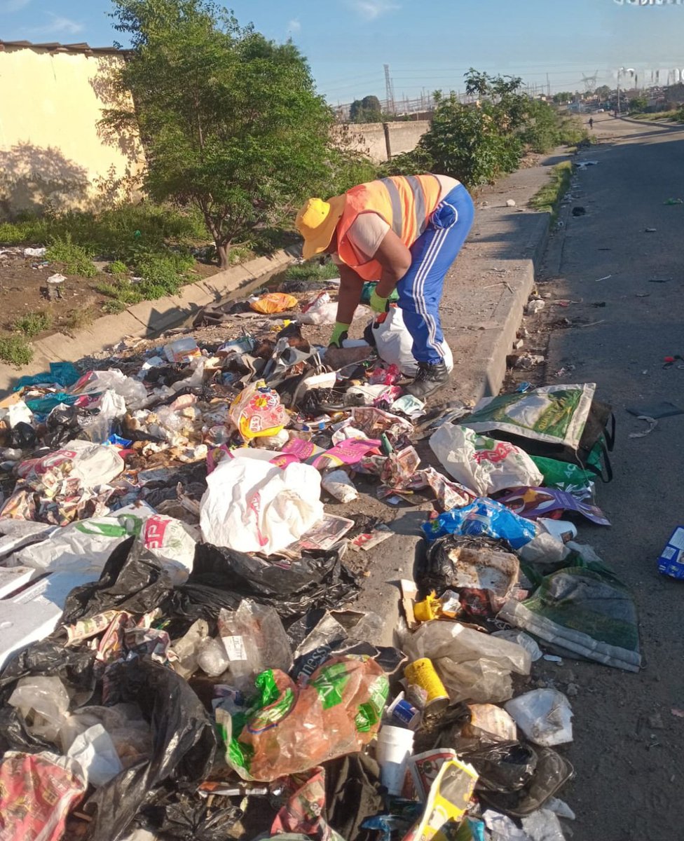City_Ekurhuleni's tweet photo. ๐งน #FixingTheFrontline | #CoEWasteUpdate
The City is keeping Ekurhuleni clean through waste collection, litter picking, illegal dumping removal, and waste facility maintenance.
๐ Teams are working in Thembisa, Springs, Nigel, KwaThema, Duduza, and Kempton Park CBD. https://t.co/zezbyz8PCv