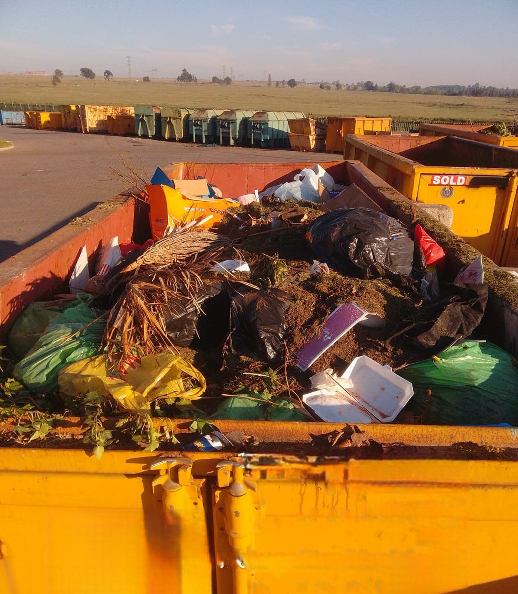 City_Ekurhuleni's tweet photo. ๐งน #FixingTheFrontline | #CoEWasteUpdate
The City is keeping Ekurhuleni clean through waste collection, litter picking, illegal dumping removal, and waste facility maintenance.
๐ Teams are working in Thembisa, Springs, Nigel, KwaThema, Duduza, and Kempton Park CBD. https://t.co/zezbyz8PCv