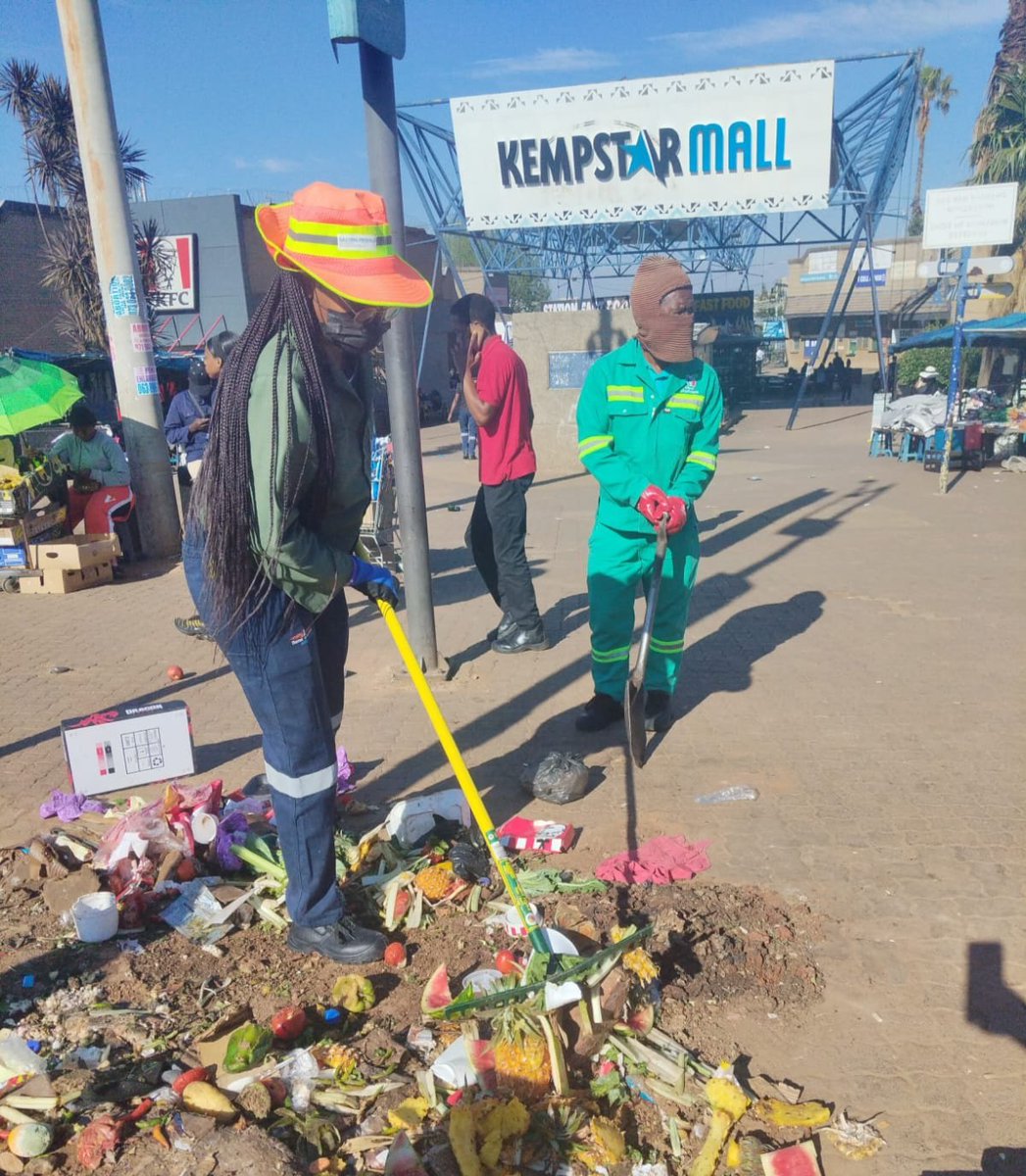City_Ekurhuleni's tweet photo. ๐งน #FixingTheFrontline | #CoEWasteUpdate
The City is keeping Ekurhuleni clean through waste collection, litter picking, illegal dumping removal, and waste facility maintenance.
๐ Teams are working in Thembisa, Springs, Nigel, KwaThema, Duduza, and Kempton Park CBD. https://t.co/zezbyz8PCv