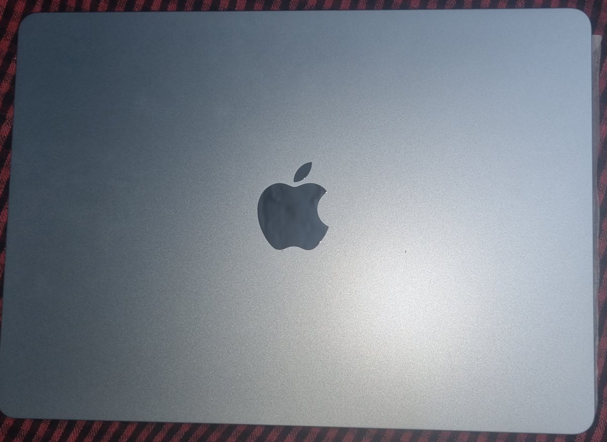 spiritchihiro's tweet photo. made a pinterest board for how i wanted to decorate my future macbook while i was manifesting one not even joking had it in my hands within 3 days of putting that board together. https://t.co/eGiD8M3kFu