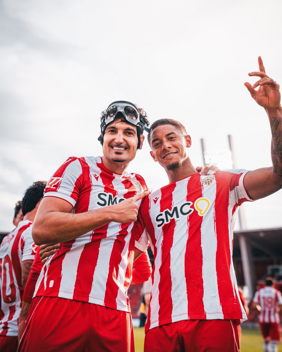 U_D_Almeria's tweet photo. Con estos tíos me voy al fin del mundo ❤️🤍 https://t.co/wXfU4Y9JqL