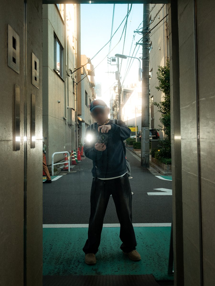 guitarshop8's tweet photo. 30年ぶりに暗い色の服を着てみたけど暑がりだから日向に行くと熱がこもって耐えられん☀🤪🥤 https://t.co/GotSeTrUfC