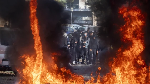 sansfiltreum's tweet photo. Deux agents du Grand Est blessés par des tirs de mortier près du lycée François-Arago à #Reims. Le parquet confirme les faits ; aucune interpellation n’est signalée à ce stade. Les violences touchent aussi les agents publics aux portes des lycées. #Lycéens #GrandEst #BlocusLycées https://t.co/AD8JTF4Moj