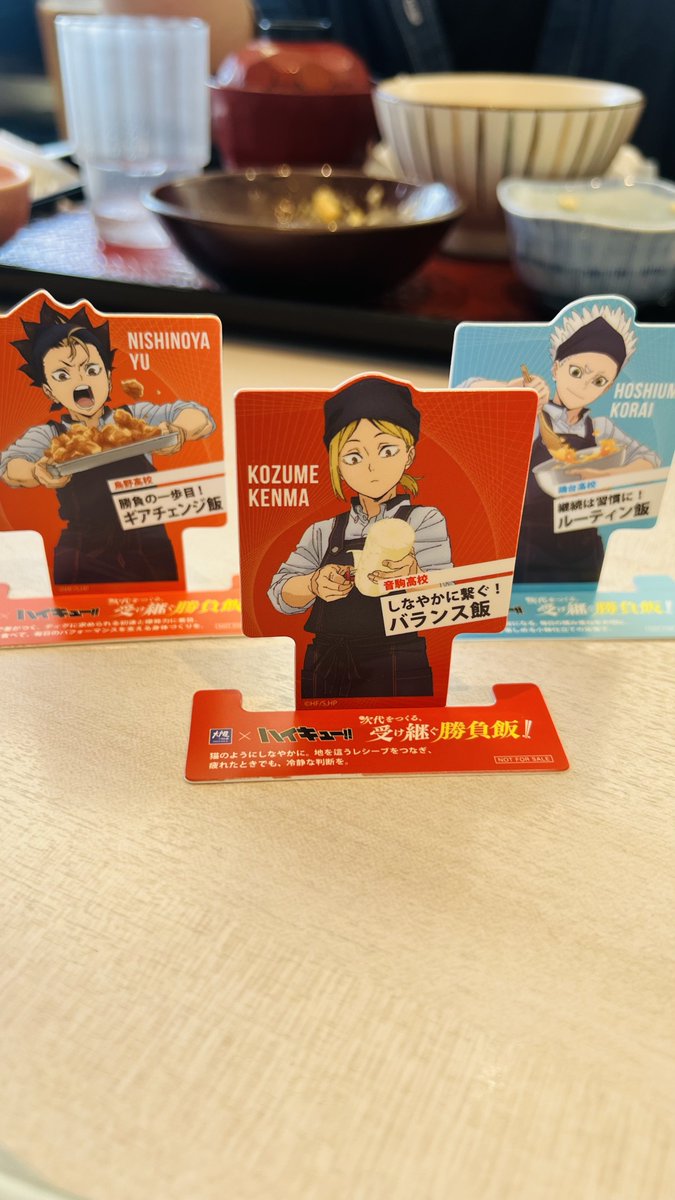 chocomaru818's tweet photo. やっと大戸屋行って来たー！！
3人で1種ずつ注文。私は研磨定食を美味しくいただきました🍚主将のデザートプレートは完売😭スタンドが思ったよりしっかりしてて驚き！ポストカードは後半組の3人でした🤣ちみけもたちのエプロンは出掛ける前に突貫だったけど作って良かった🫶

#大戸屋
#ハイキュー https://t.co/B4HMZDg0Pv