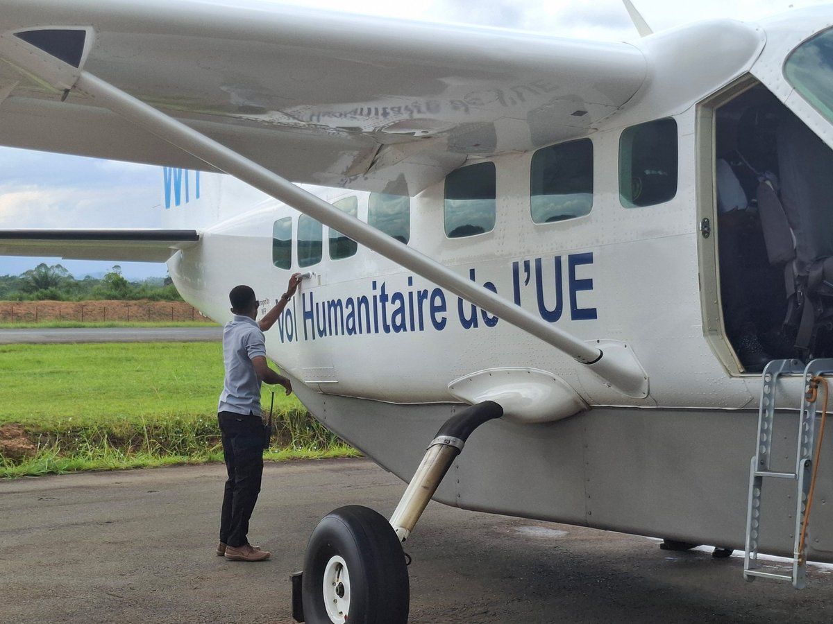 WFP_UNHAS's tweet photo. Overcoming the challenges of a short runway in #Shabunda 🇨🇩 and harsh rainy-season weather, the @WFP-managed EU Humanitarian Aid Flight🇪🇺 Cessna Caravan carried out an inaugural flight to the area.

The operation delivered 1,200 kg of medicines and medical equipment for @WHO ✈️📦 https://t.co/tWsgMx2av7