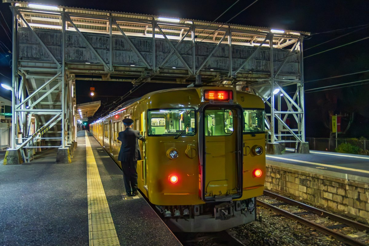 digdug306's tweet photo. #115系

Uraraに置き換わる前に撮っていたある日の最終電車 https://t.co/aWOk0j9YzD