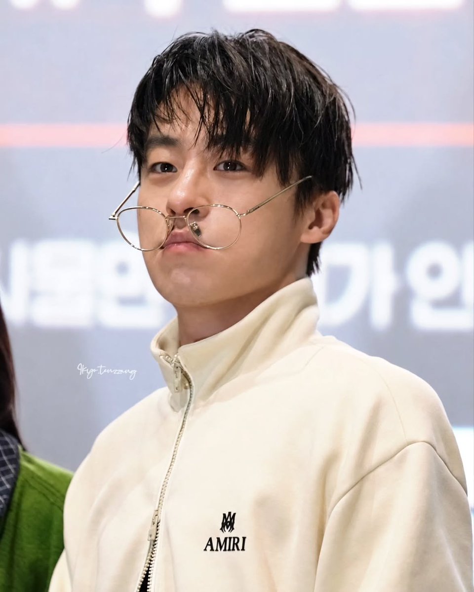 9byobyo's tweet photo. 입꼬리에 안경걸린게 너무졸귀같애,

 https://t.co/FmUtkQLpm1 https://t.co/kDh7yYaIys
