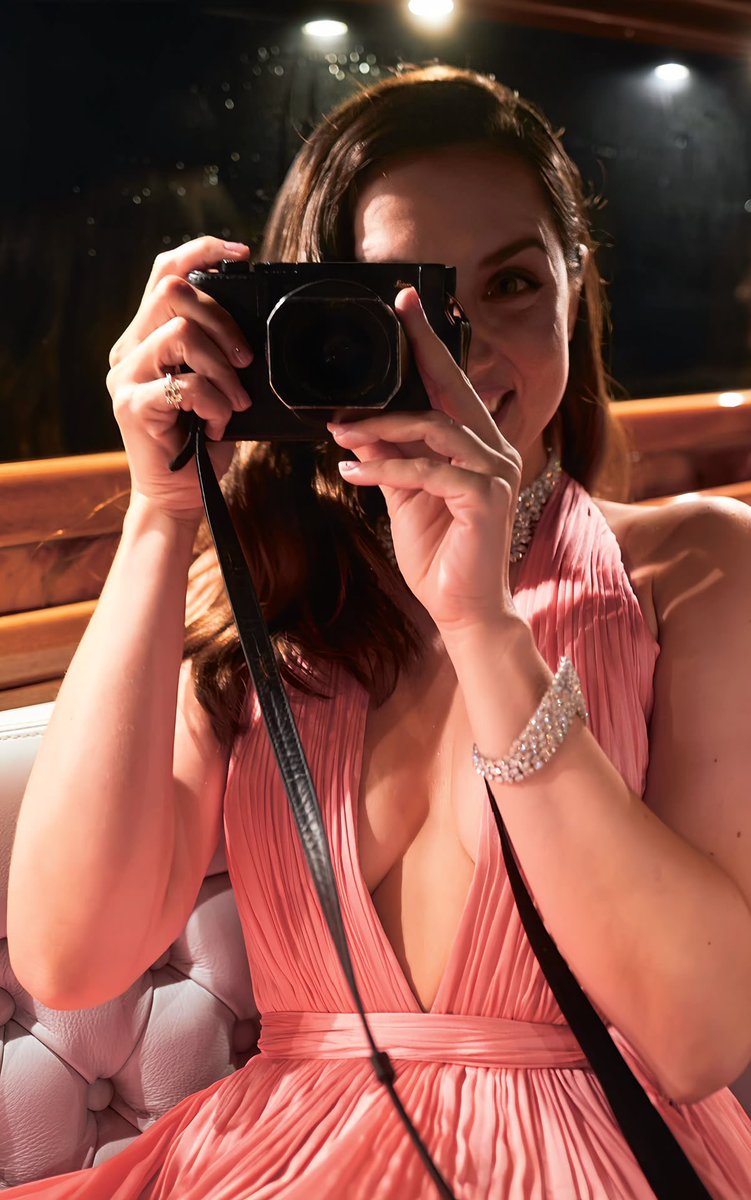 Anadecrave's tweet photo. Stop scrolling and smile Ana de Armas is taking your picture📸 https://t.co/KsmZbVXAgW