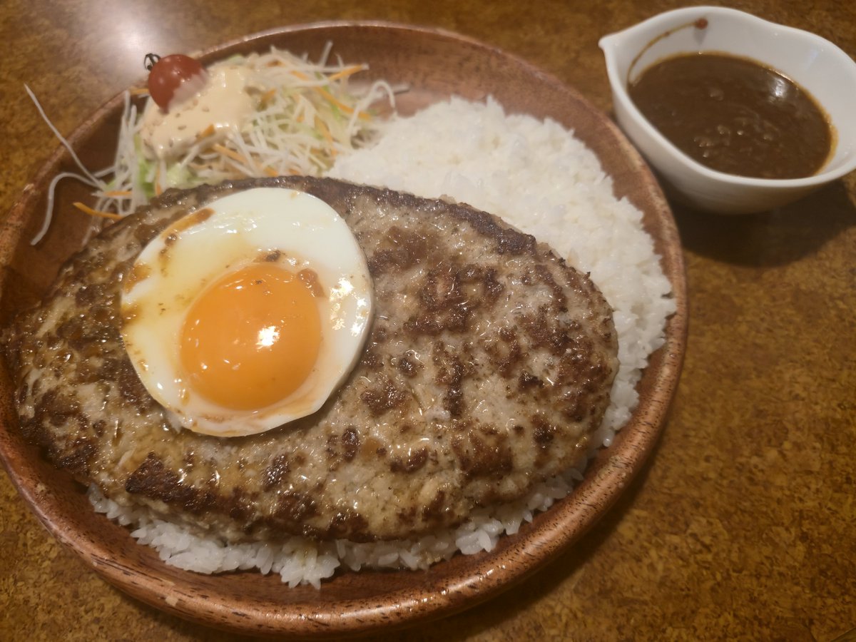 Mask_kmn's tweet photo. ガリバーバーグ！！
ごはんガリバー盛り！！

サラダ優先してハンバーグどけたらご飯の量が改めてヤバい https://t.co/dd8L0NVTA0