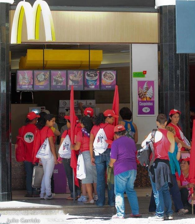 F4bioF3's tweet photo. FIM DO PROTESTO.
Hora de dar dinheiro pra maior rede de fast food americana capitalista opressora e malvadona! https://t.co/vHbvsOAeD4