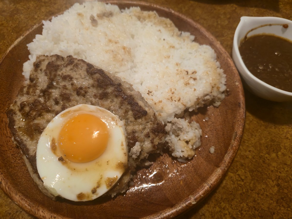 Mask_kmn's tweet photo. ガリバーバーグ！！
ごはんガリバー盛り！！

サラダ優先してハンバーグどけたらご飯の量が改めてヤバい https://t.co/dd8L0NVTA0