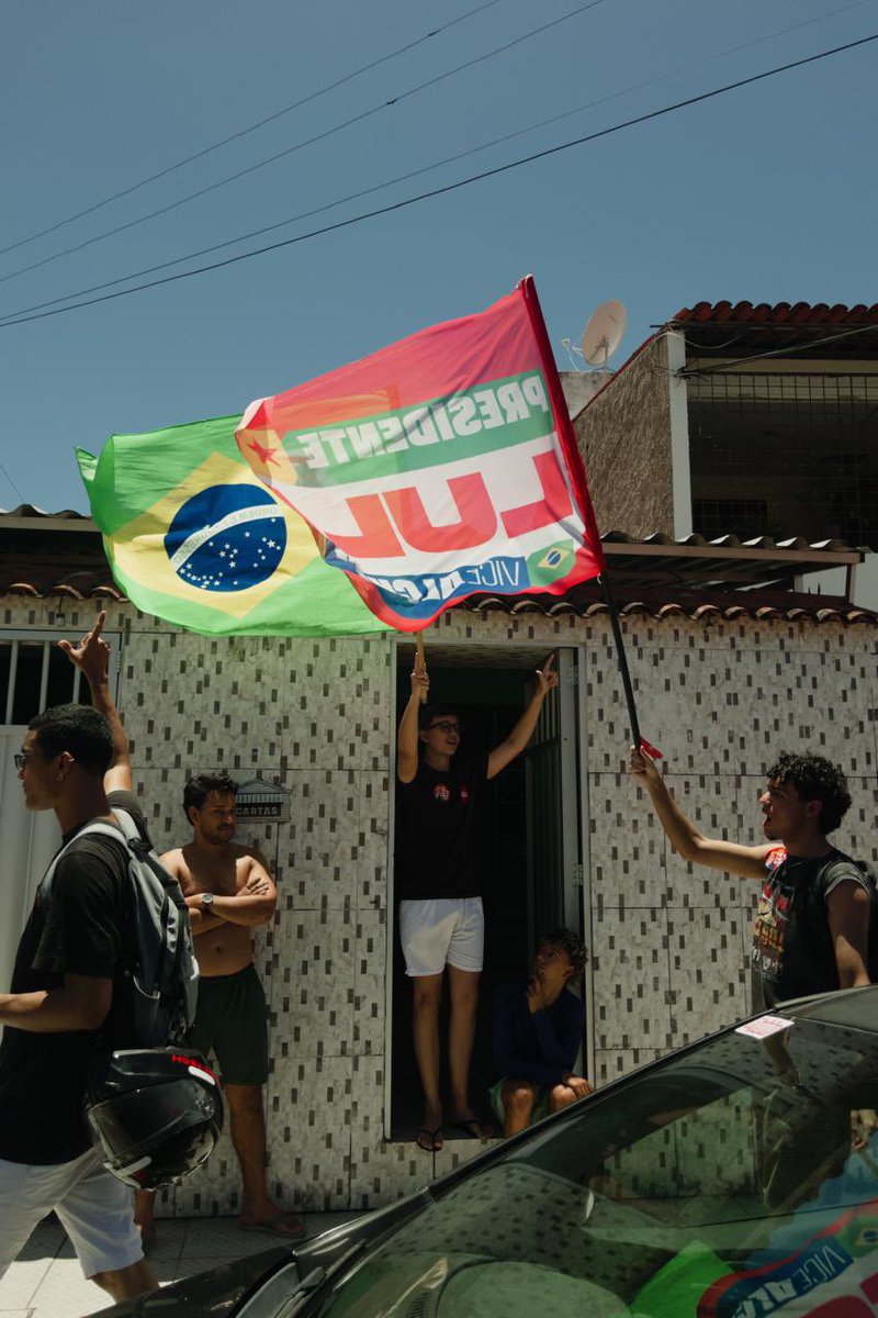 weslleyollv's tweet photo. O bandeira do Lula se fundindo com a bandeira do Brasil… CINEMA! https://t.co/f3mdJBVv2n