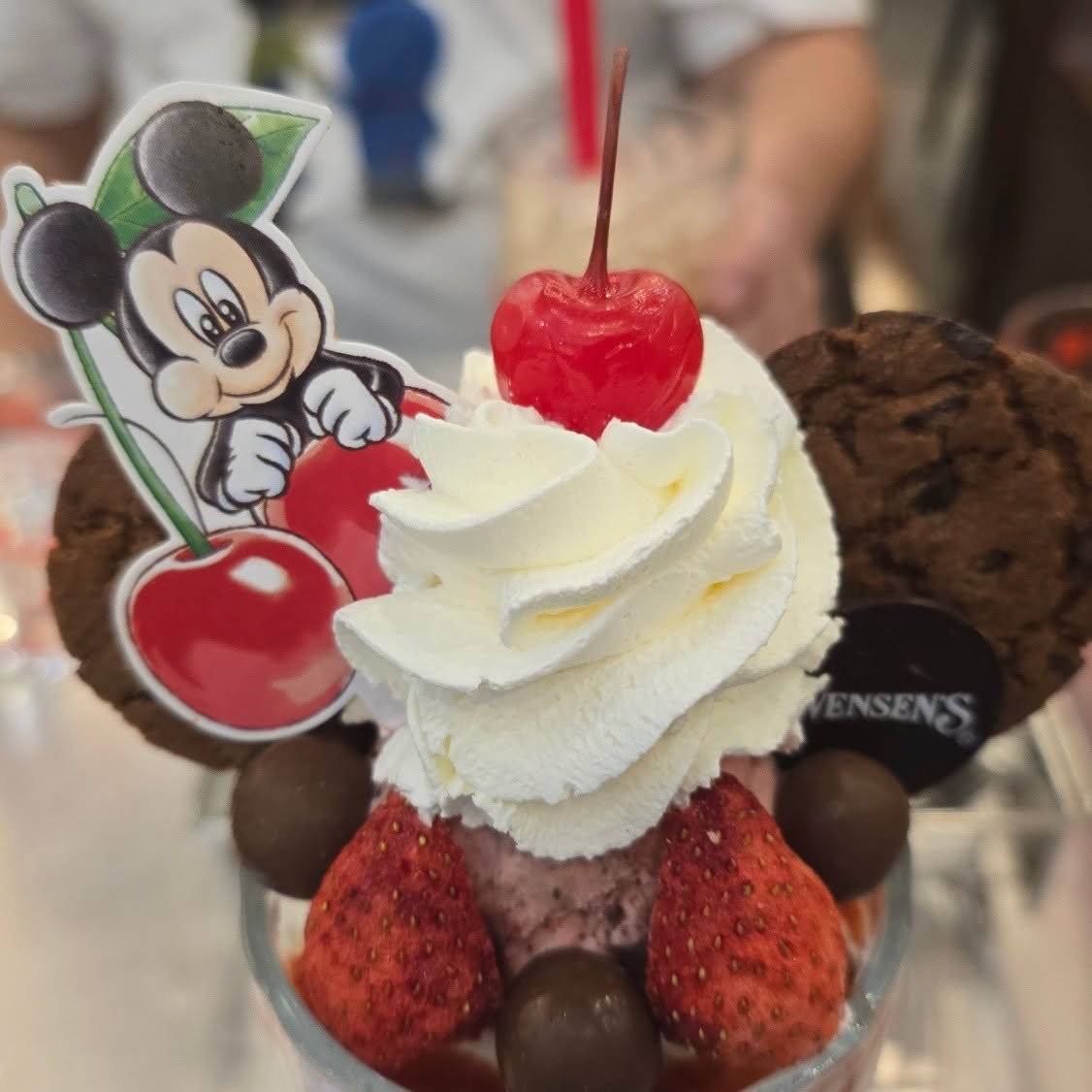 MarvelThaiFan's tweet photo. บ้าใครเป็นทาสการตลาด
น่ารักมากกกก Swensen ฉลอง 40ปีกับ Mickey Mouse Sundae และ ของแลกซื้อน่ารักๆ
#WeLoveSwensens #Swensens #Swensens40th #MickeyMouseAndMinnieMouse #MickeyMouse #MinnieMouse https://t.co/7G5mJYkKjg